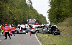 Rettungskräfte stehen in der Nähe von Bad Rappenau neben völlig zerstörten Fahrzeugen. Bei dem Unfall starben vier Menschen. Fot