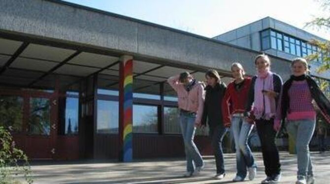 Wenn die Flattichschule in einen Neubau zieht, profitieren auch diese fünf Schülerinnen davon. Sie kommen gerade von einer der N