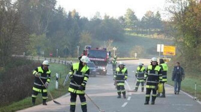 Aufräumarbeiten nach dem schweren Unfall beim Marbacher Dreieck. GEA-FOTO: DEW