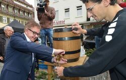 Gaudi mit Guido Wolf (Bild oben): Der CDU-Spitzenkandidat, unterstützt von Jonny Stojanovic von Tomo Bräu, eröffnete das Metzger
