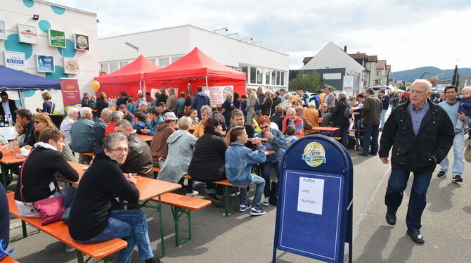 Tausende zogen bei der Gewerbe- und Industrieschau durchs Längenfeld. Tausende zogen bei der Gewerbe- und Industrieschau durchs Längenfeld.