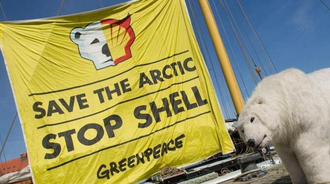»Rettet die Arktis« ist auf diesem Greenpeace-Plakat in Stralsund zu lesen. Shell hatte überraschend ein vorläufiges Ende der