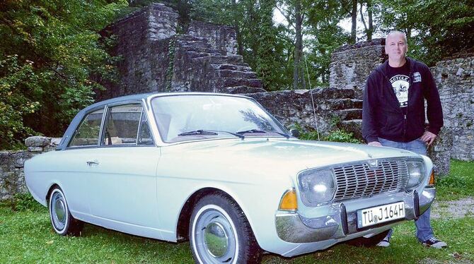 Ein seltener Ford Taunus 20m TS, hier mit Besitzer Joachim Klinger vor historischer Kulisse. GEA-FOTO: CONZELMANN