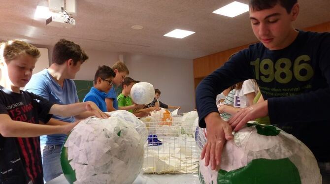 Mit Papier und Kleister auf Bällen entstehen Rohlinge für die Traumwelten der Schüler.  FOTO: WEBER