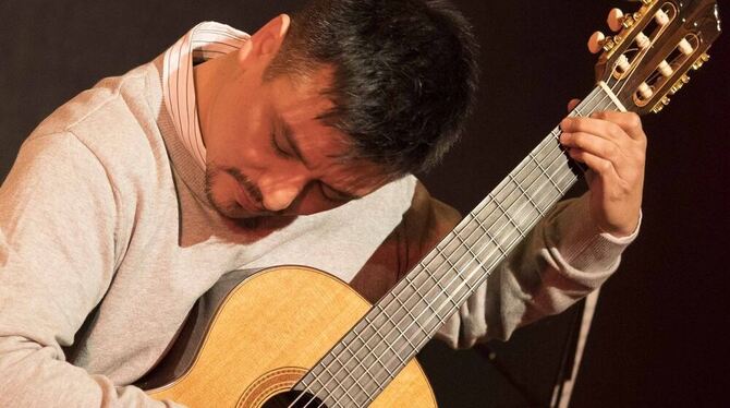 Die Gitarre ist Rodrigo Guzmáns große Leidenschaft. FOTO: FRICK