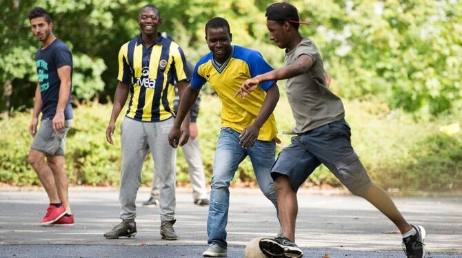 Mittels Fußball-Training auf andere Gedanken kommen: Flüchtlinge in Reutlingen. FOTO: DPA