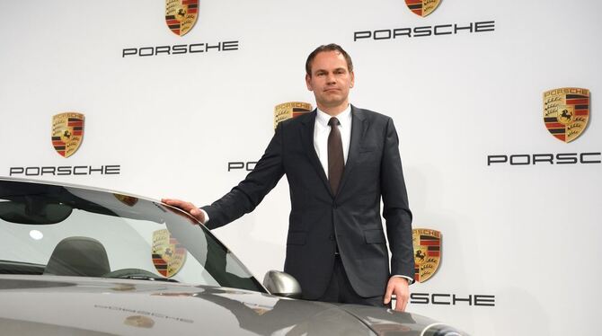 Oliver Blume, der Vorstand des Stuttgarter Sportwagenherstellers Porsche, steht bei der Bilanz-Pressekonferenz im Porsche-Museum