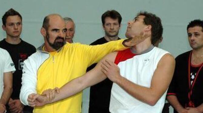 Entscheidend ist nicht die Kraft: Wing Tsun-Großmeister Keith Kernspecht demonstriert Kampfkunst in Mössingen. FOTO: THOMYS