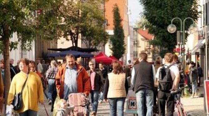 Viele, viele potenzielle Kunden, die die Metzgerstraße bevölkern und Spaß haben. FOTO: ANSTÄDT