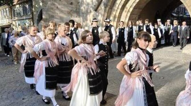 Etwa 130 Trachtenträger der Volksgruppe Banater Schwaben zogen am Samstag durch die Reutlinger Innenstadt. FOTO: NIETHAMMER