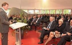 Amtseinführung von Dr. Peter Nieß (Dritter von rechts). Am Rednerpult: Hochschulratsvorsitzender Andreas Renschler. FOTO: TRINKH