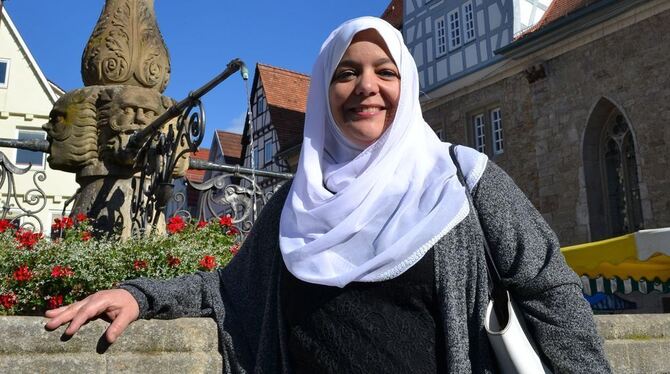Salima Fellous am Brunnen auf dem Marktplatz, der im Arabischen Sahat Assuq heißt. Bei ihrer ersten Stadtführung am Dienstag gib Salima Fellous am Brunnen auf dem Marktplatz, der im Arabischen Sahat Assuq heißt. Bei ihrer ersten Stadtführung am Dienstag gib