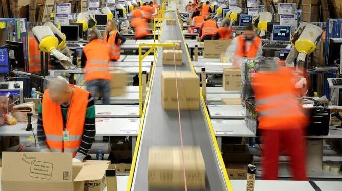 Amazon-Logistikzentrum in Pforzheim: Der weltgrößte Online-Händler will in Deutschland stärker im Handel mit Alltags-Produkte