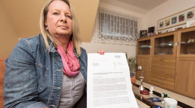 Gabriele Keller zeigt in Eschbach (Baden-Württemberg) in ihrer Wohnung die Kündigung der Gemeinde Eschbach. Die 56 Jahre alte