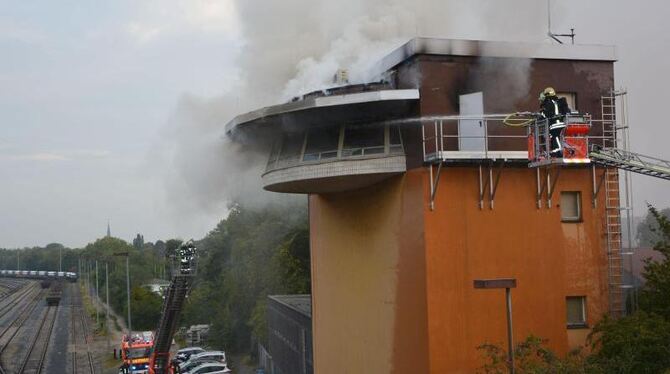 Ein Stellwerksmitarbeiter roch den Brand, informierte die Feuerwehr und brachte sich in Sicherheit. Foto: Feuerwehr Mühlheim