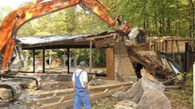 Gestern wurde mit dem Abriss der alten Zuschauerhalle des NTR begonnen. FOTO: NIETHAMMER