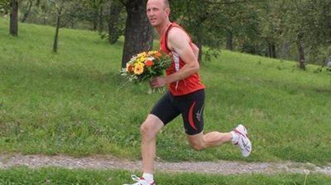 Fix unterwegs: Normalerweise trainiert Peter Hochstetter nicht mit einem Blumenstrauß - das macht er nur für den Fotografen -, s