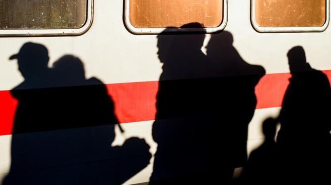 Die Schatten von Flüchtlingen nach ihrer Ankunft. Foto: Patrick Pleul