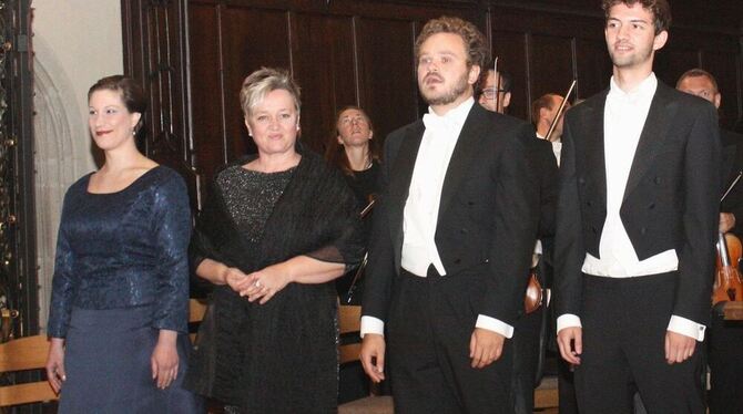 Die Sopranistinnen Diana Fischer (von links) und Sybilla Rubens genießen mit Manuel Adt und Johannes Fritsche, Bass, den Schluss