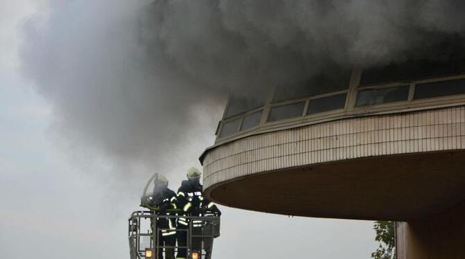 Brand an einer der meistbefahrenen Bahnstrecken der Welt. Das Feuer in einem Stellwerk in Mühlheim an der Ruhr beeinträchtigt