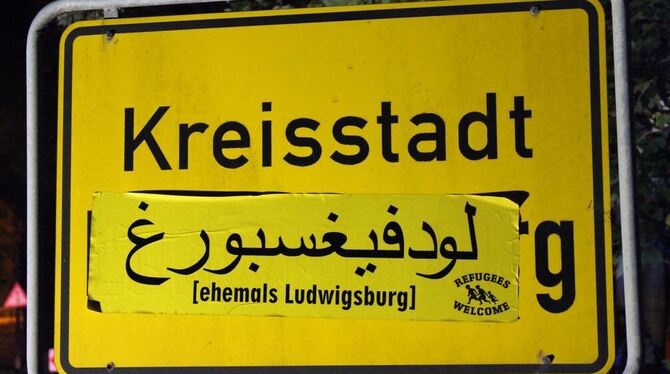 Ein mit arabischen Schriftzeichen überklebtes Ortsschild steht am 2.10.2015 am Ortseingang vor Ludwigsburg. Nach Angaben der Pol