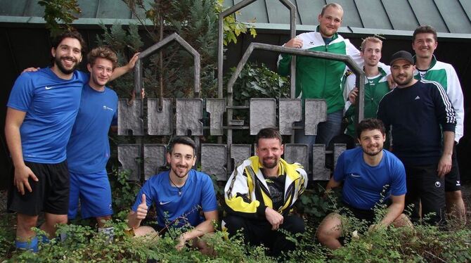 Zum letzten Mal in der Kurt-App-Sporthalle: Die Turnierleitung der Pfullinger Hallenmasters erledigten zehn Jahre lang die »Blauen« (»This is football«), ab sofort übernimmt sie der »FC International« unter der Leitung von Michael Mayer (rechts). FOTO: KOZJEK Zum letzten Mal in der Kurt-App-Sporthalle: Die Turnierleitung der Pfullinger Hallenmasters erledigten zehn Jahre lang die »Blauen« (»This is football«), ab sofort übernimmt sie der »FC International« unter der Leitung von Michael Mayer (rechts). FOTO: KOZJEK