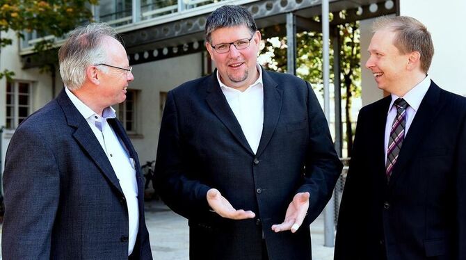 Oberbürgermeister Ulrich Fiedler mit Friedrich Fischer (links) und Jochen Fischer, die mit ihrer Unternehmensgruppe gleichen Namens in Metzingen bauen. GEA-FOTO: USCHI PACHER
