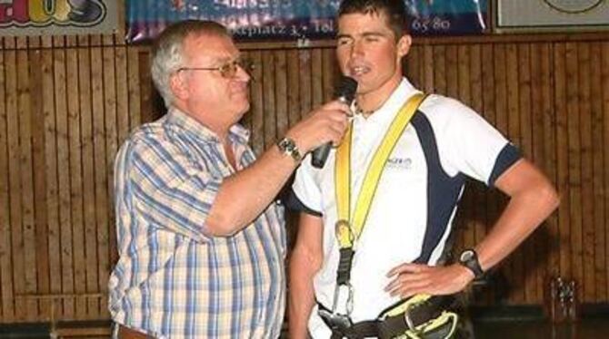 Hallensprecher Wolfgang Gattiker (links) und Überraschungsgast Göhner. FOTO: KAB