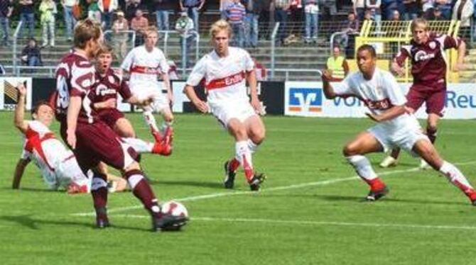 Die große Chance für den SSV nach drei Minuten: Thomas Scheuring flankt, Bastian Bischoff (hinten rechts) verpasst die scharfe H