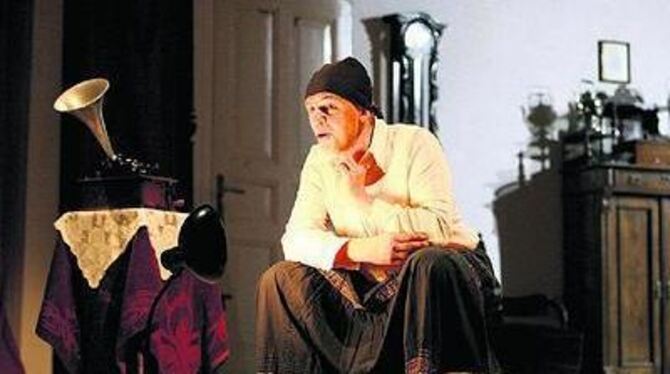 Dominique Horwitz als Transvestit Charlotte von Mahlsdorf in der gründerzeitlichen Museumskulisse.
FOTO: DPA