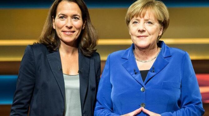 Kanzlerin Merkel an der Seite von TV-Moderatorin Anne Will im Studio in Adlershof in Berlin. Foto: Michael Kappeler Kanzlerin Merkel an der Seite von TV-Moderatorin Anne Will im Studio in Adlershof in Berlin. Foto: Michael Kappeler