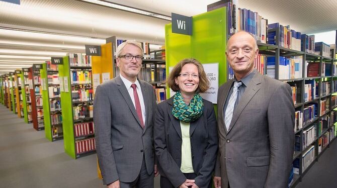 Treiben die Digitalisierung voran, setzen aber auch auf analoge Wissensvermittlung: Harald Dallmann (links), Garbiela Tullius un