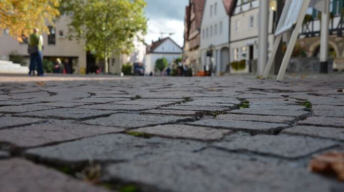 Das Porphyr-Pflaster auf dem Marktplatz hat sich als sehr anfällig erwiesen und musste bereits an vielen Stellen erneuert werden