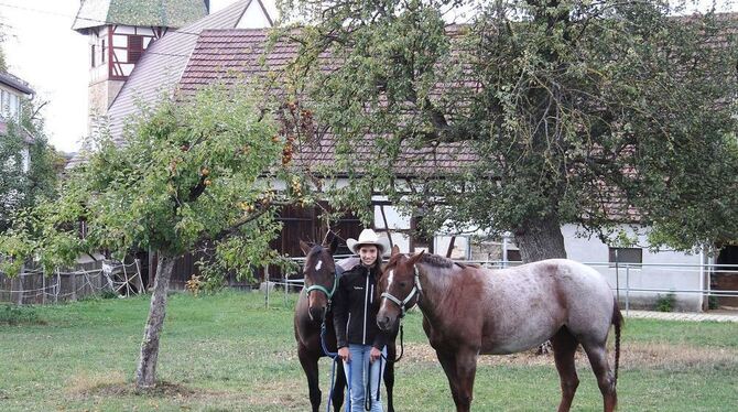 Gemeinsam erfolgreich: Tamara Kless mit ihrer American-Quarterhorse-Stute Talk about Blues (links) und ihrem Jungpferd Hot cielo