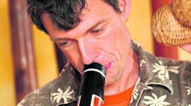 Leidenschaft fürs Erdige: Frank Heinkel am Didgeridoo, in der Hand das afrikanische Rhythmusinstrument Caxixi.
GEA-FOTO: KNAUER