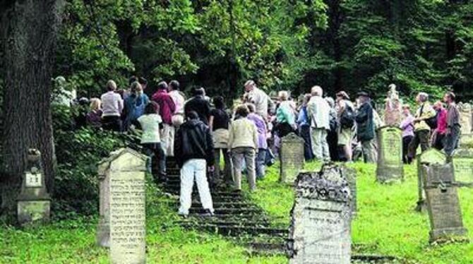 Spurensuche beim Europäischen Tag der jüdischen Kultur auf dem jüdischen Friedhof in Buttenhausen.  
FOTO: KOZJEK
