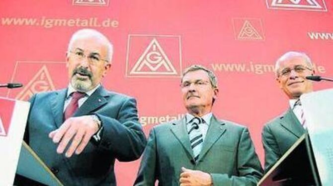 Der Erste Vorsitzende Jürgen Peters (links), Hauptkassierer Bertin Eichler (Mitte) und IG-Metall-Vize Berthold Huber äußerten si