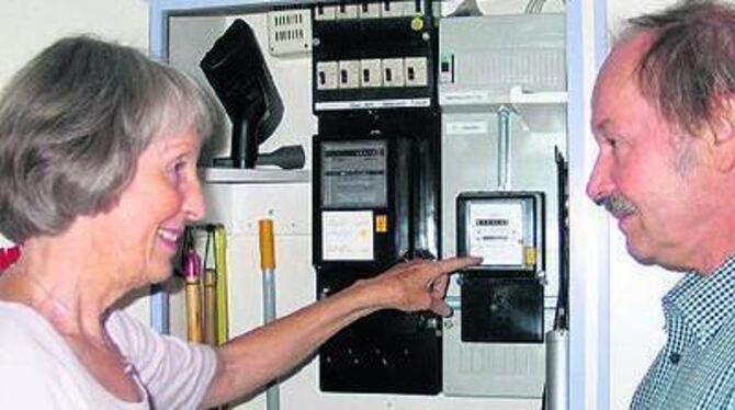 Seit Gisela und Peter Magiera selber Strom erzeugen, macht ihnen das Zählerablesen richtig Spaß.
GEA-FOTO: STRÖHLE