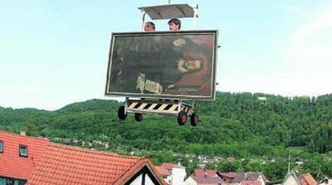 Die Portraits der zwei Reformatoren Philipp Melanchthon und Martin Luther schwebten am Freitagabend über Unterhausen. Dachdecker