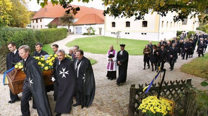 Letztes Geleit: Den Sarg mit Roland Freiherr von Saint-André trugen sechs Ritterbrüder der Johanniter aus dem Garten von Schloss
