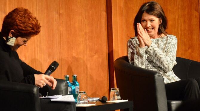 Iris Berben (rechts) zeigte sich beim Gespräch mit Bernadette Schoog in der Reutlinger Stadthalle als große Israel-Freundin und