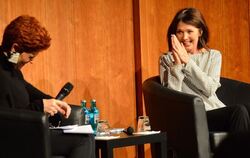 Iris Berben (rechts) zeigte sich beim Gespräch mit Bernadette Schoog in der Reutlinger Stadthalle als große Israel-Freundin und 