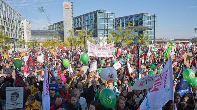 Mehrere tausend Menschen nehmen in Berlin mit Plakaten und Mottowagen an einer Demonstration gegen das transatlantische Handelsa