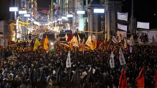 Tausende protestieren nach dem Terroranschlag von Ankara in Istanbul gegen Gewalt.