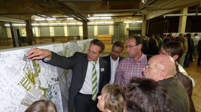 An sogenannten Themeninseln wurden die Metzinger über Änderungen der Pläne informiert, wie hier durch den Stadtplaner Dr. Jürgen