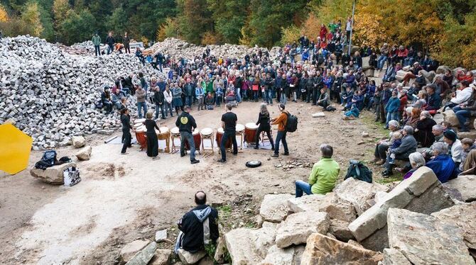 Energiegeladener Trommelwirbel der Gruppe »Ki Bong« lockte beim Abschiedsfest des Natursteinparks die Besucher an.  FOTO: HAMMER