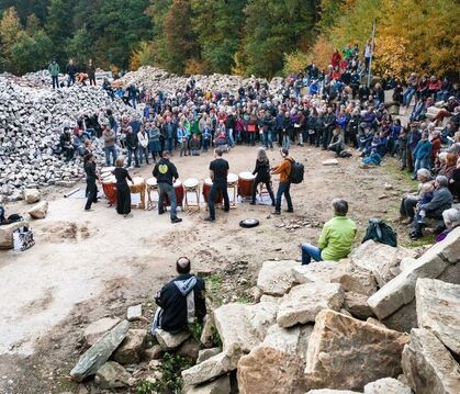 Energiegeladener Trommelwirbel der Gruppe »Ki Bong« lockte beim Abschiedsfest des Natursteinparks die Besucher an.  FOTO: HAMMER