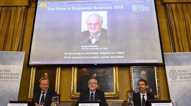 Der britische Ökonom Angus Deaton (oben) gewinnt den Nobelpreis für Wirtschaft. Der 69-Jährige beschäftigt sich unter anderem mi