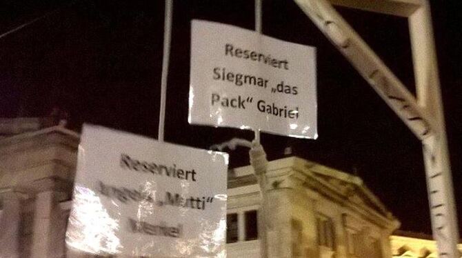 Teilnehmer der Pegida-Demo in Dresden halten einen gebastelten Galgen hoch sind. Foto: Nadine Lindner