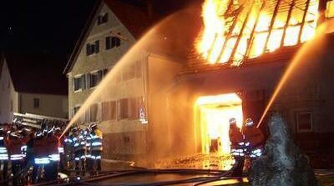 Das Bauernhaus in Ehestetten steht In Flammen. Die Feuerwehr versucht von allen Seiten den Flammen habhaft zu werden. 
FOTO: LEU